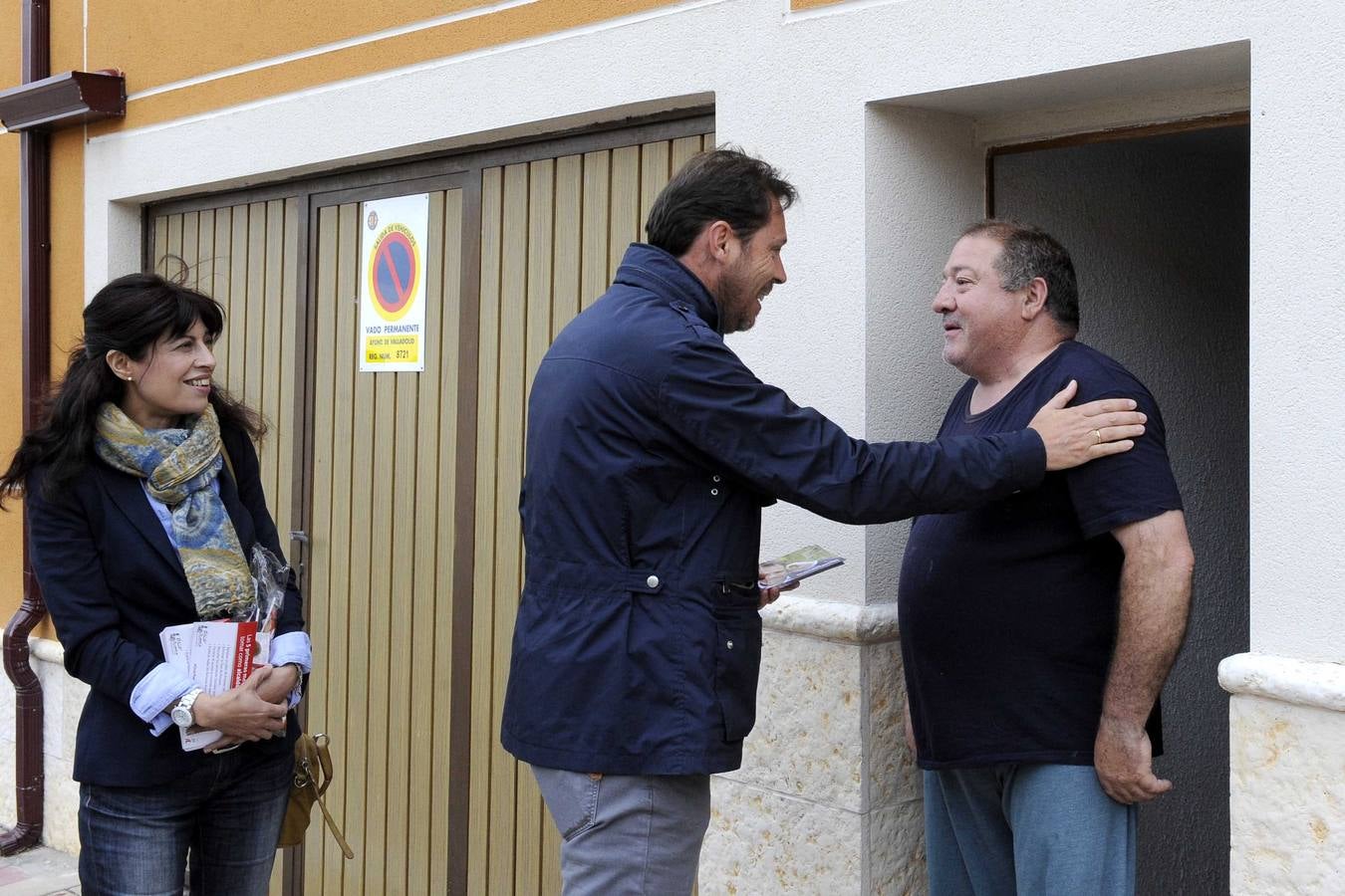 El candidato socialista a la Alcaldía de Valladolid, Óscar Puente, llama al timbre de las casas de Las Flores y esplica su programa en bares y plazas.