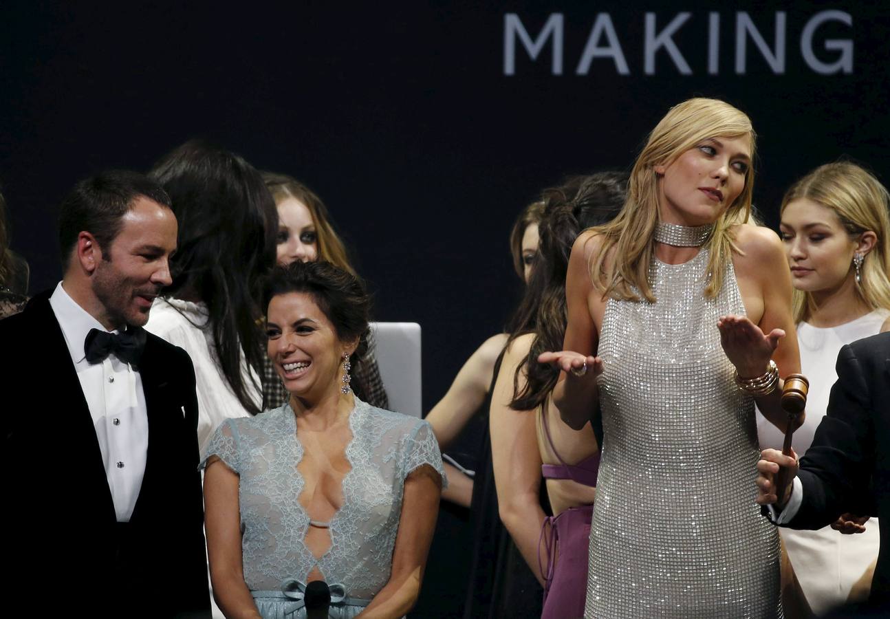 La actriz Eva Longoria, el diseñador Tom Ford y la modelo Karlie Kloss.