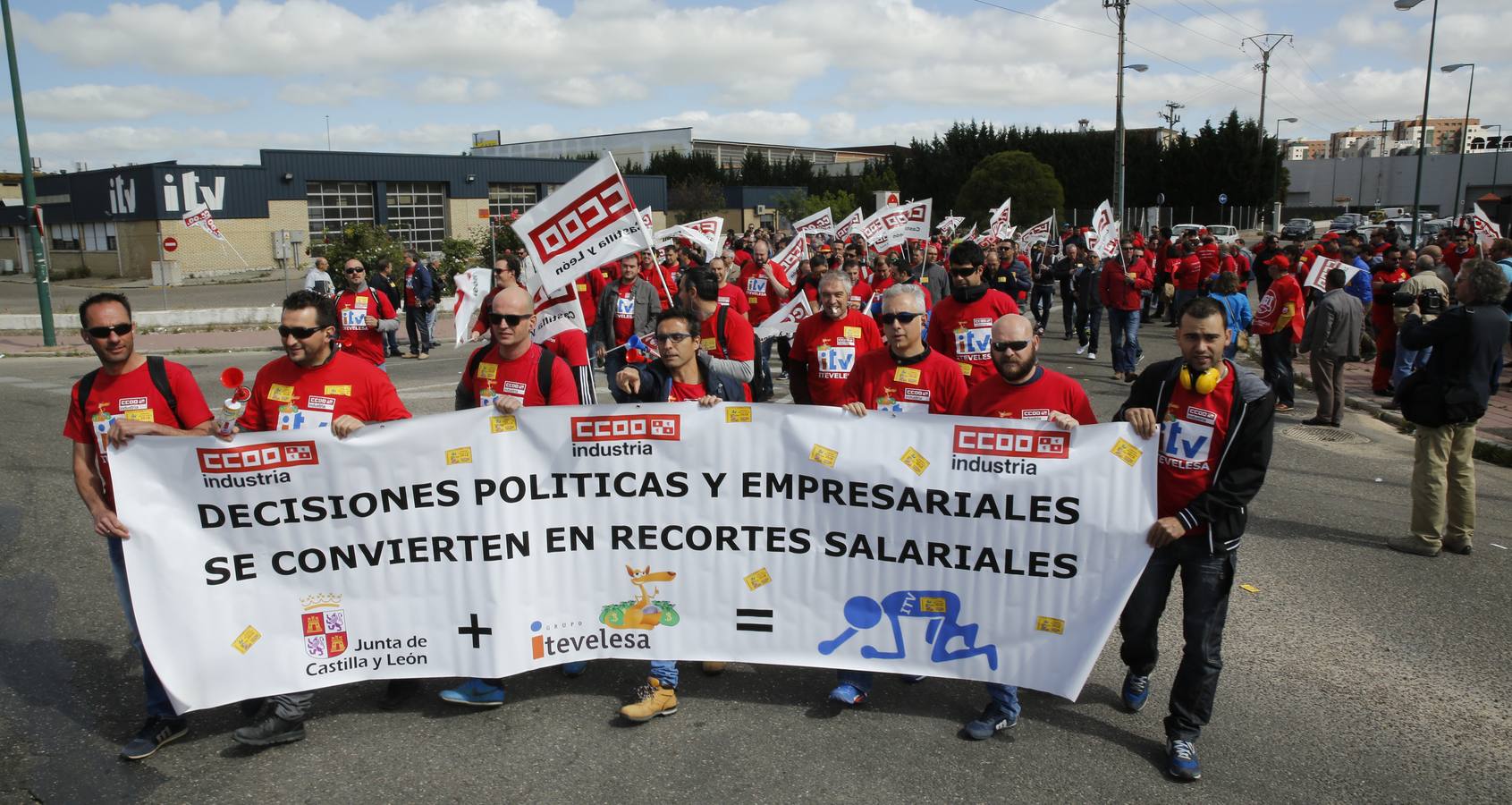 Trabajadores de las ITV de Castilla y León se manifiestan en el polígono de Argales de Valladolid