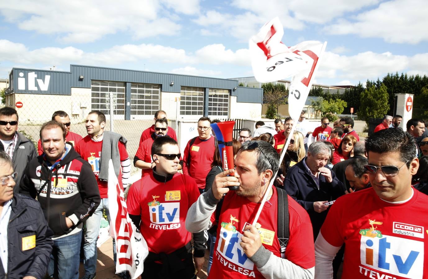 Trabajadores de las ITV de Castilla y León se manifiestan en el polígono de Argales de Valladolid