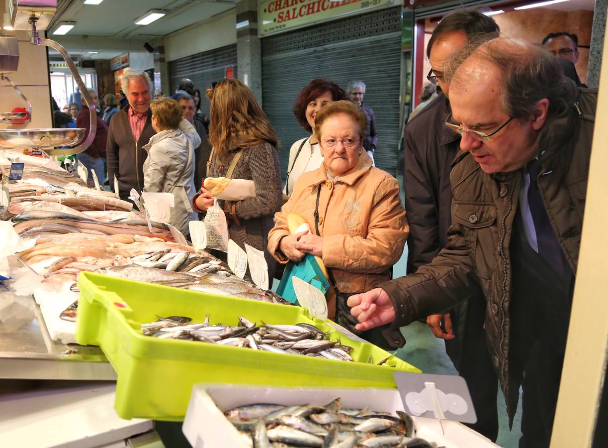 El candidato del PP a la presidencia de la Junta, Juan Vicente Herrera, visita el mercado de Palencia.