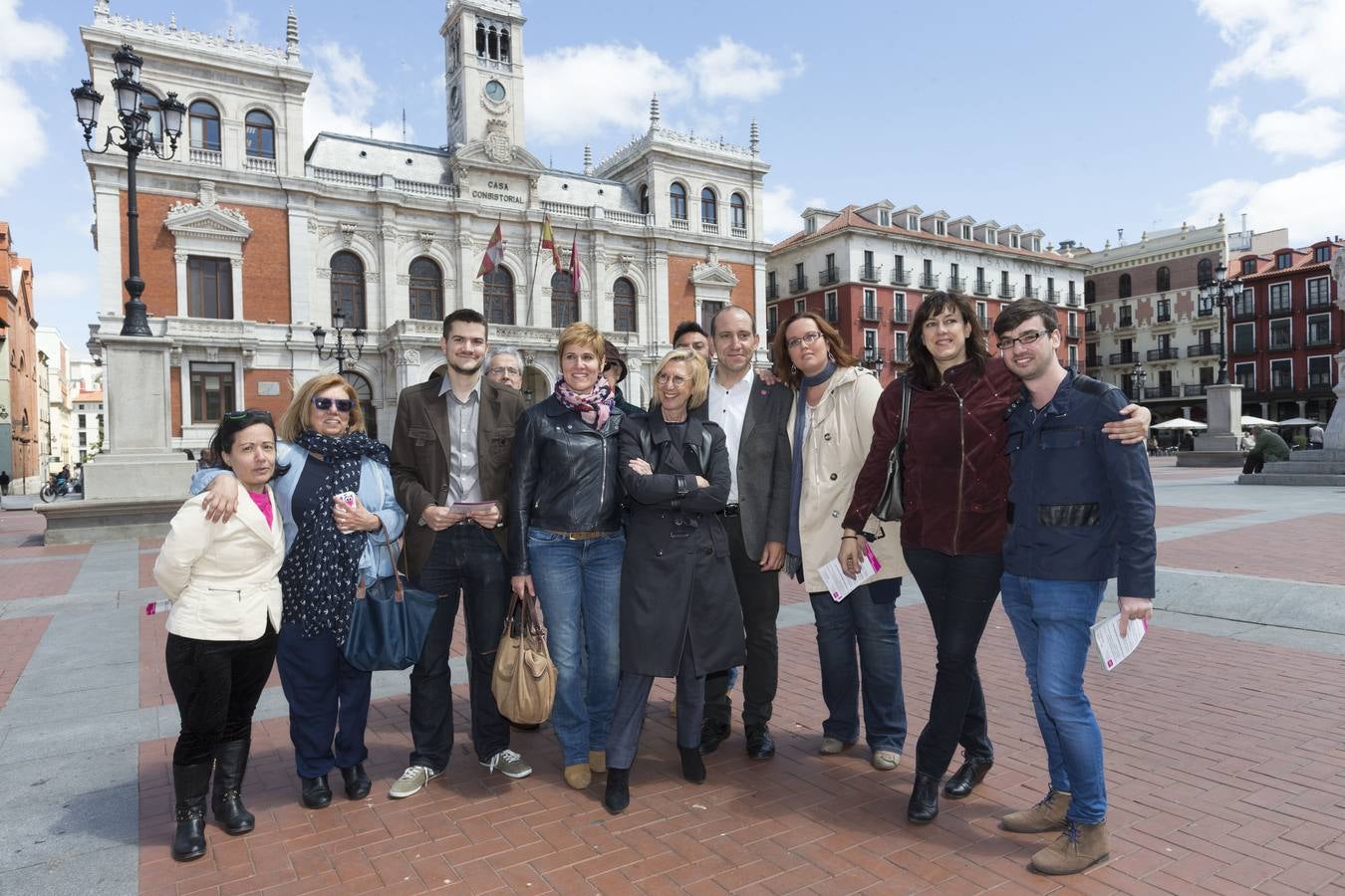 La portavoz de UPyD en el Congreso de los Diputados, Rosa Díez, acude a Valladolid para el cierre de campaña de su formación. En la imagen, posa con simpatizantes del partido junto a la candidata a la Presidencia de la Junta por la formación, Carolina Martín.