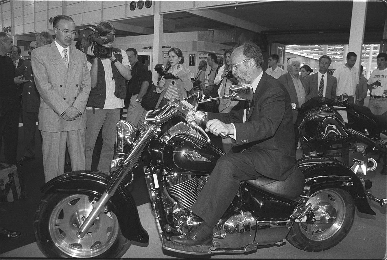 10.06.99 Javier León de la Riva, en moto, durante su visita a la segunda edición del Salón del Automóvil, Motocicleta y Vehículo Industrial.