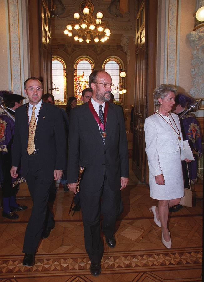 03.07.99 Javier León de la Riva (c) Junto a Ramiro Ruiz Medrano (i) y María del Castañar Domínguez abandonan el salón de plenos del Ayuntamiento tras la sesión de investidura.