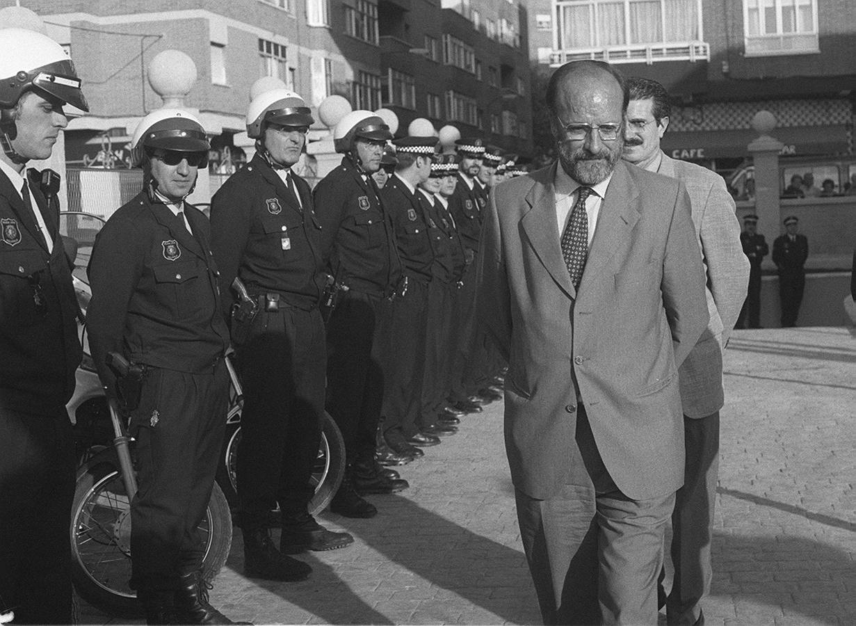 14.10.99 El alcalde, en la inauguración de la nueva comisaría de la Zona Sur en la Villa Quinta Ana Mari.