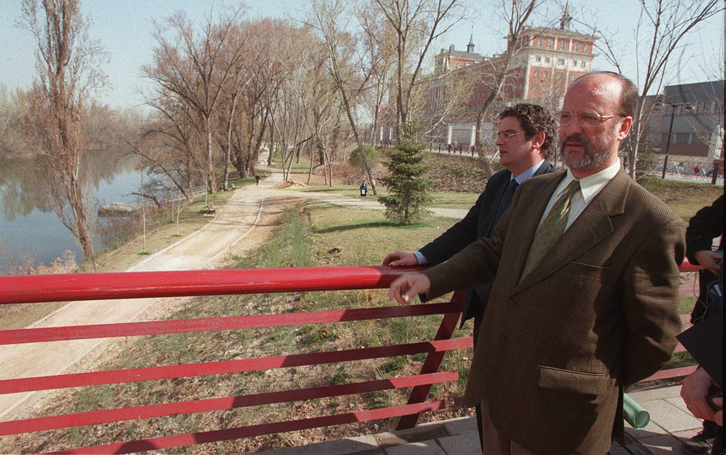 07.03.00 Durante su visita a las obras del carril bici entre el Puente Mayor y el puente Condesa Eylo.