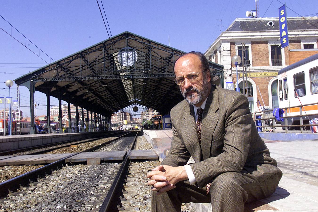 06.06.00 Javier León de la Riva, en la estación de El Norte.