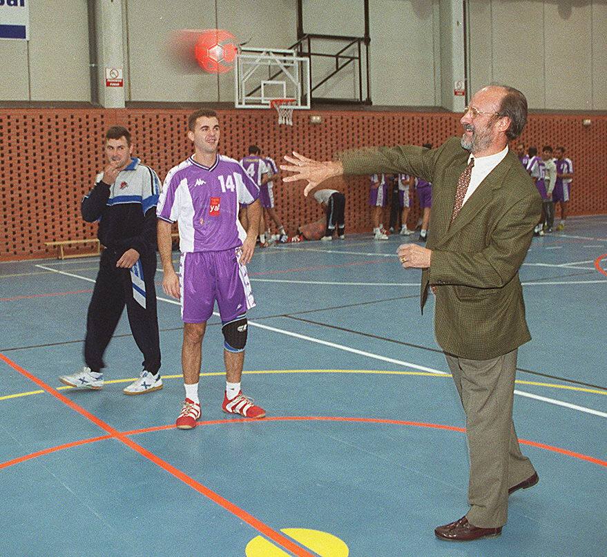 28.09.00 El alcalde Javier León de la Riva en la inauguración del nuevo polideportivo Gregorio Fernández.