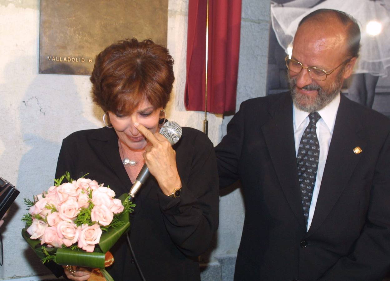 06.09.01 Concha Velasco, junto al alcalde Javier León de la Riva, tras descubrirse la placa que la acredita como pilar del teatro, durante el emotivo reconocimiento a su trayectoria que tuvo lugar en el Teatro Calderón.