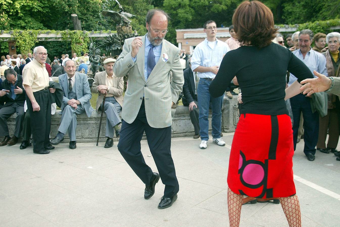 17.05.03 El candidato popular a la Alcaldía de Valladolid, Javier León de la Riva demuestra sus dotes de bailarín junto a su secretaria, en La Pérgola del Campo Grande.