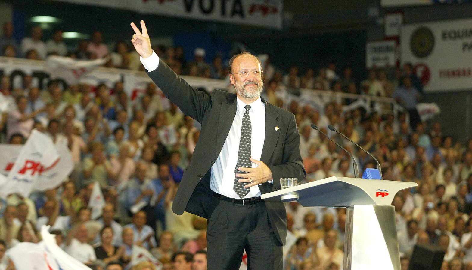 23.05.03 El candidato del PP a la Alcaldía de Valladolid, Javier León de la Riva se dirige a los asistentes al mitin de cierre de campaña que los populares han celebrado esta tarde en Valladolid.