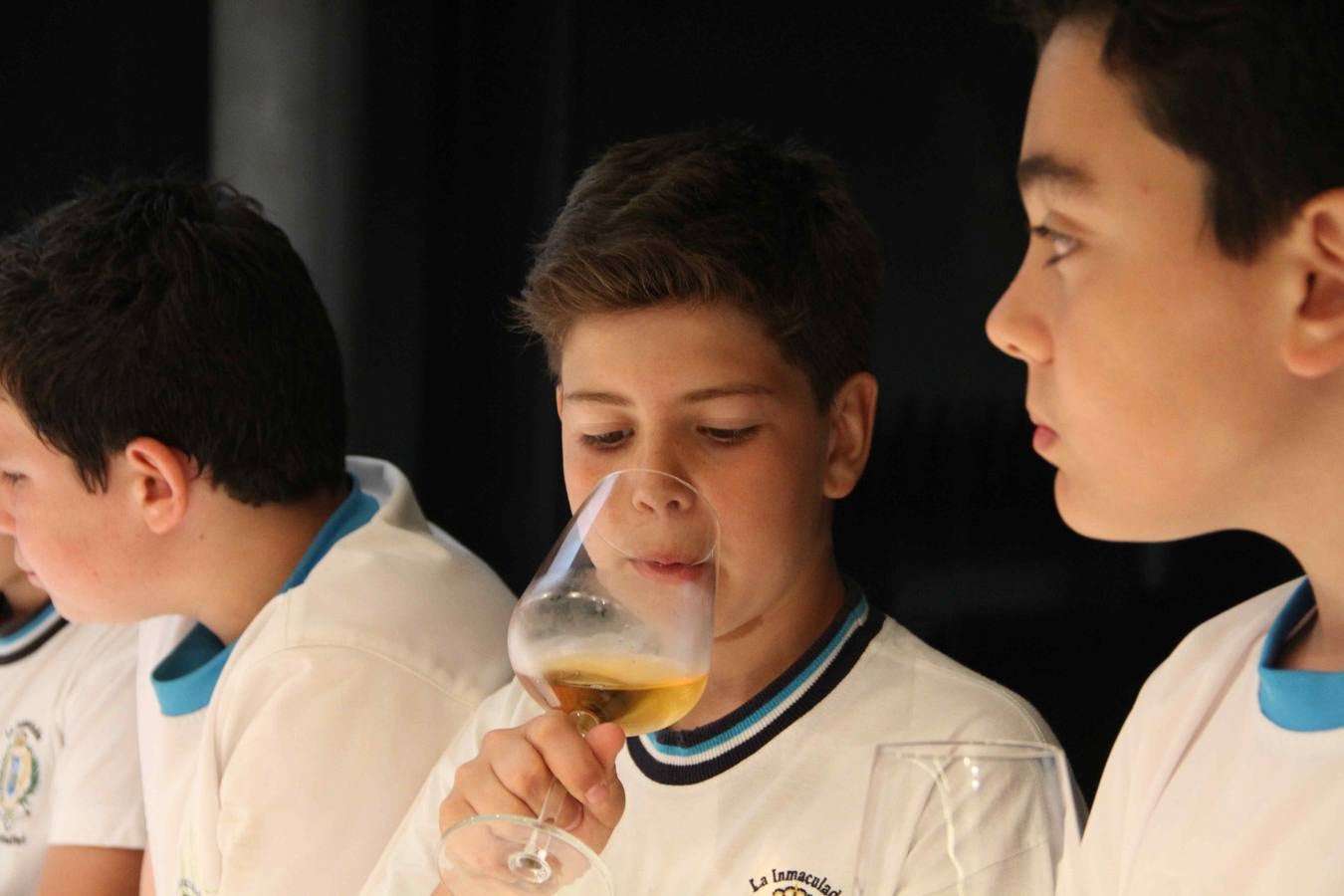 Alumnos de la Inmaculada de Peñafiel participan en un taller de poda en la bodega Cepa 21