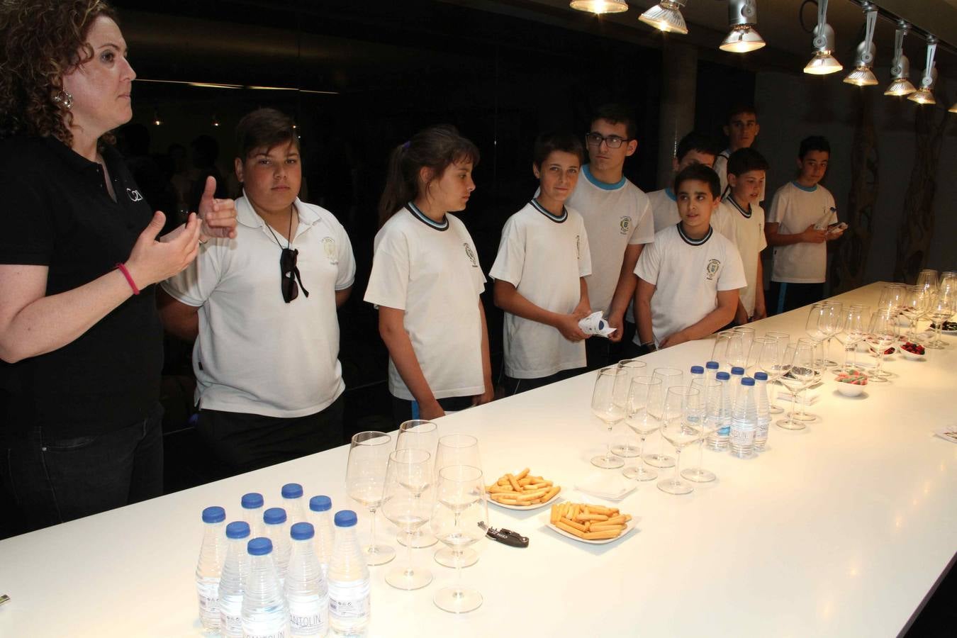 Alumnos de la Inmaculada de Peñafiel participan en un taller de poda en la bodega Cepa 21
