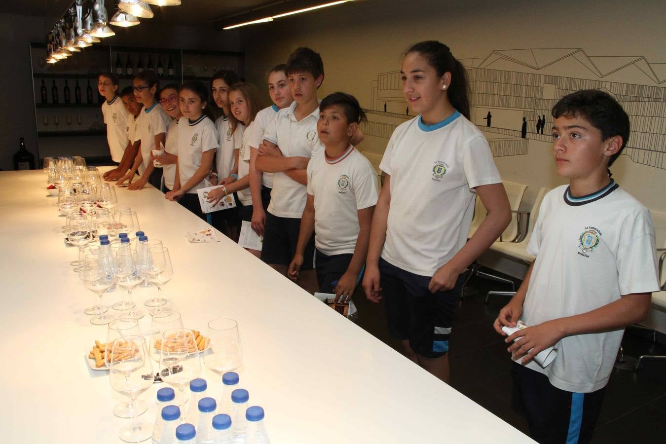 Alumnos de la Inmaculada de Peñafiel participan en un taller de poda en la bodega Cepa 21