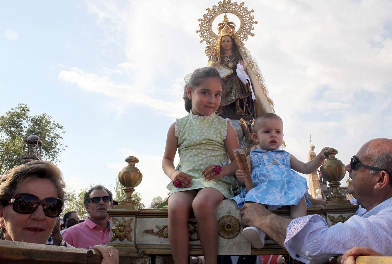 Los vecinos de Abades (Segovia) veneran a la Virgen de los Remedios
