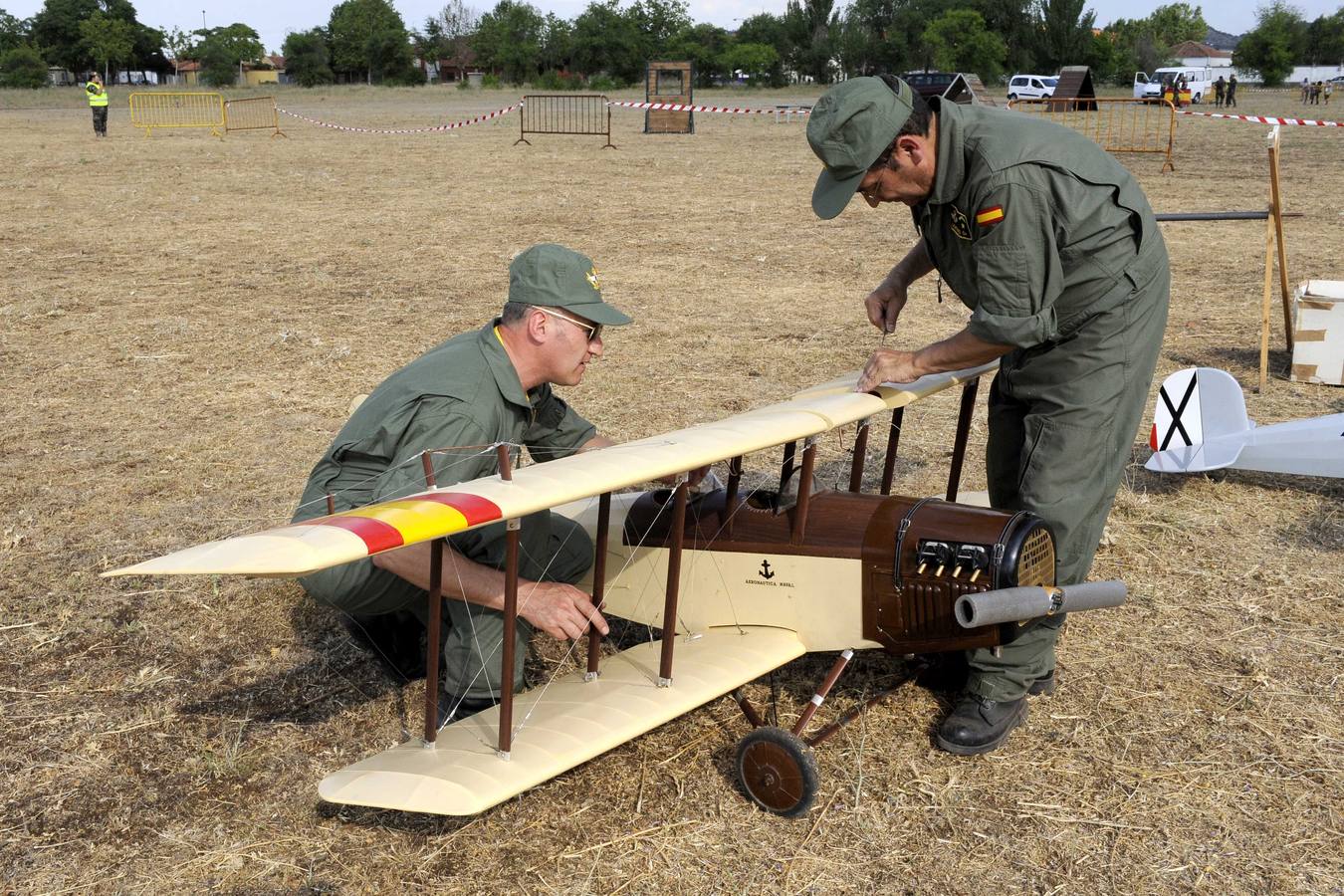 Exhibición de perros y aviones en el acuartelamiento de San Isidro (Valladolid)