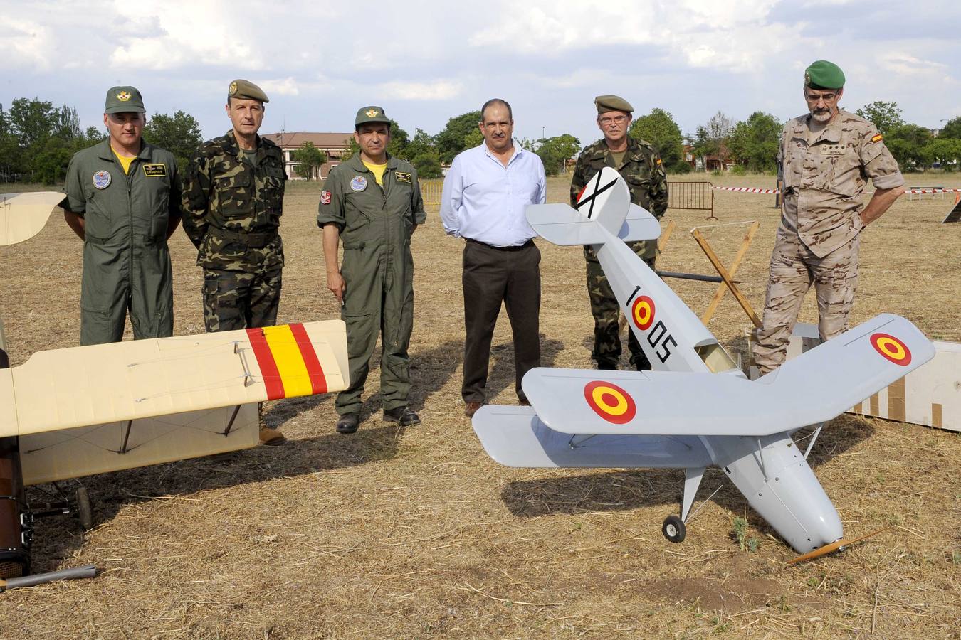 Exhibición de perros y aviones en el acuartelamiento de San Isidro (Valladolid)