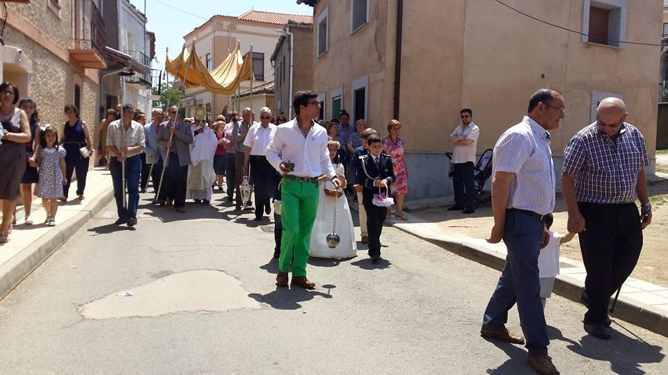 Vecinos de Tamames durante la procesión.