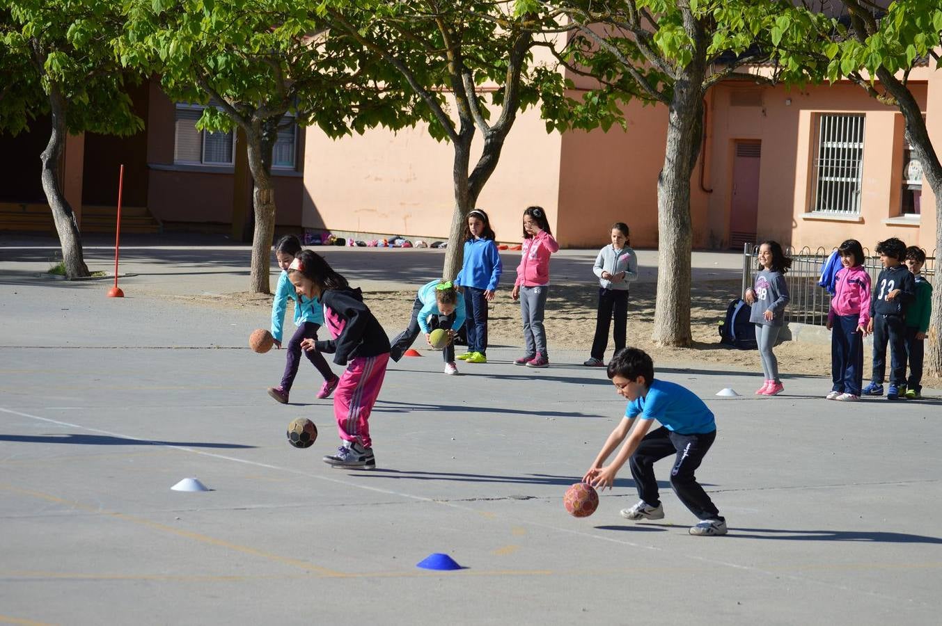 Alumnos del Miguel Delibes practican judo y balonmano con deportistas de élite