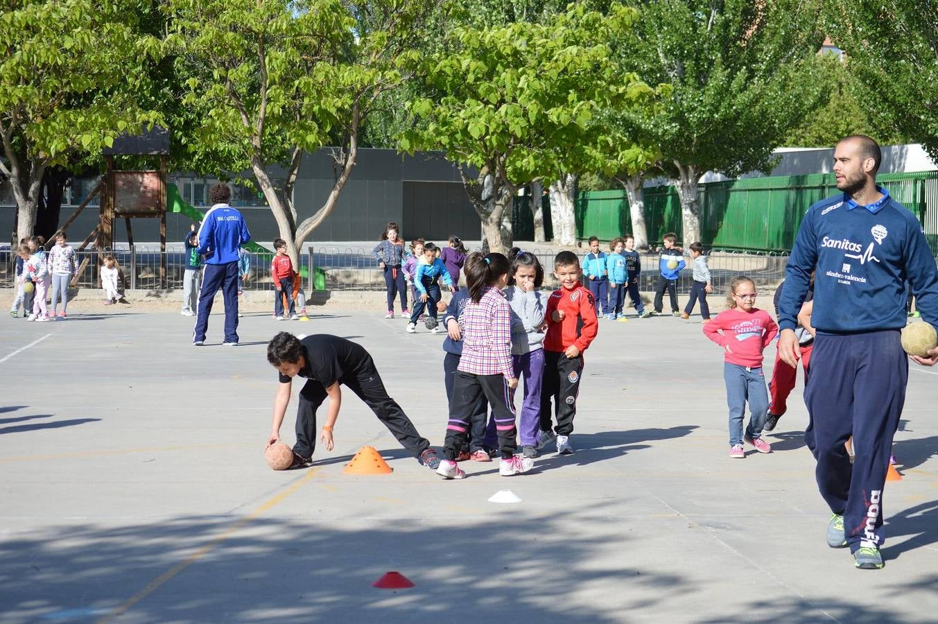 Alumnos del Miguel Delibes practican judo y balonmano con deportistas de élite