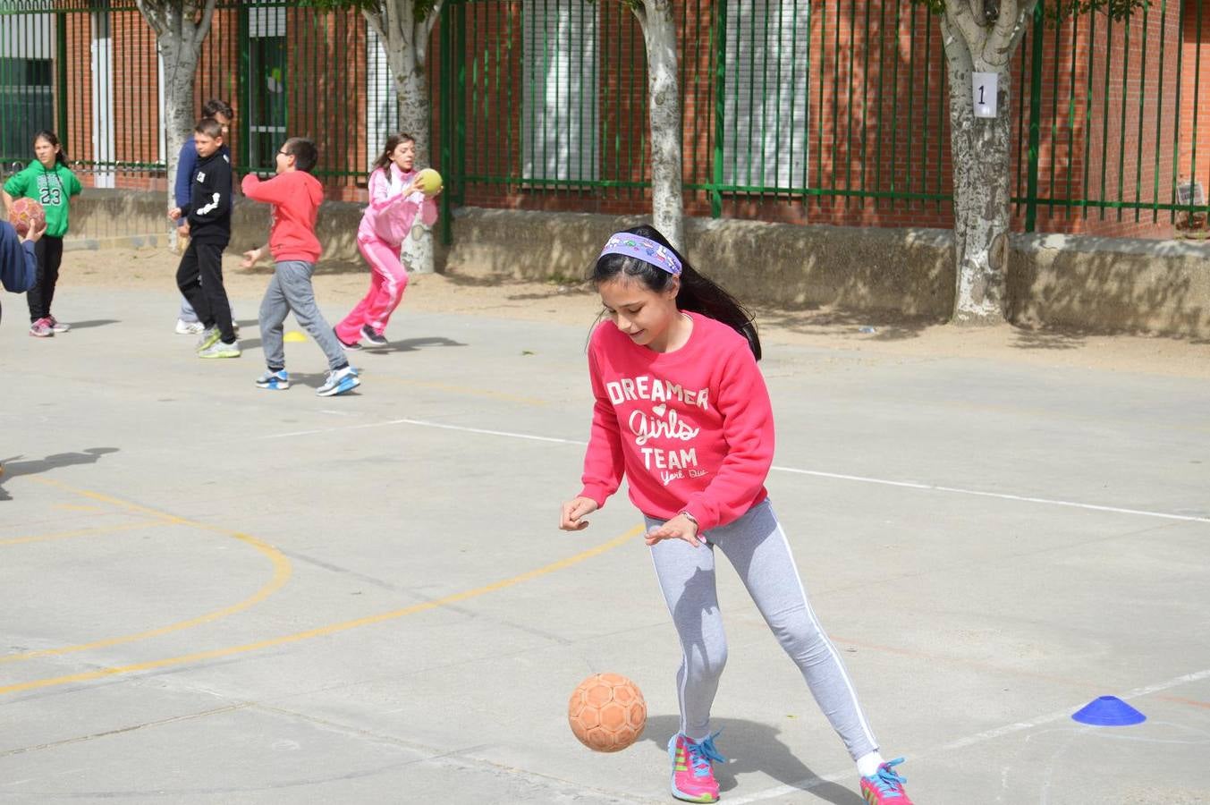 Alumnos del Miguel Delibes practican judo y balonmano con deportistas de élite