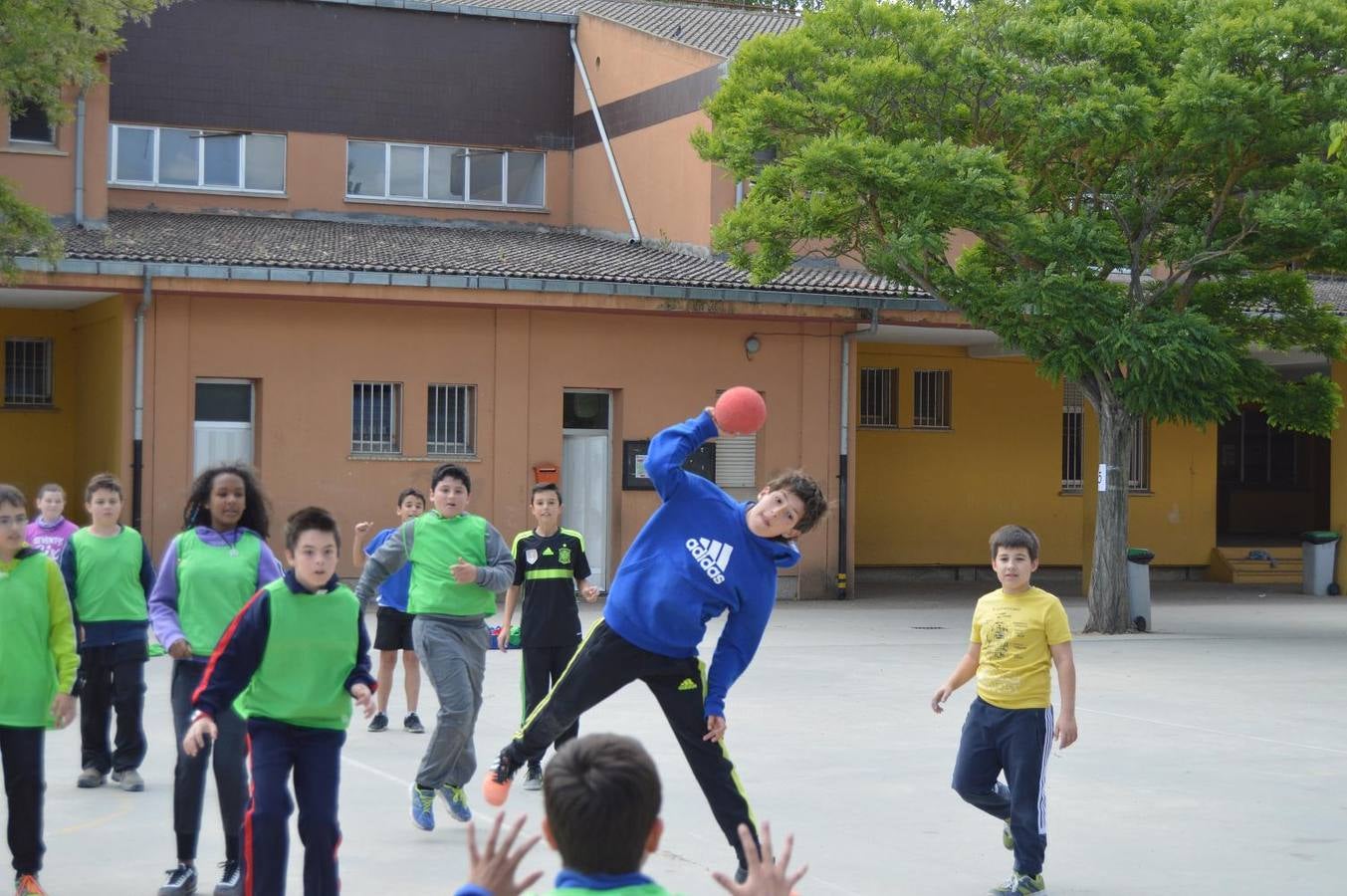 Alumnos del Miguel Delibes practican judo y balonmano con deportistas de élite