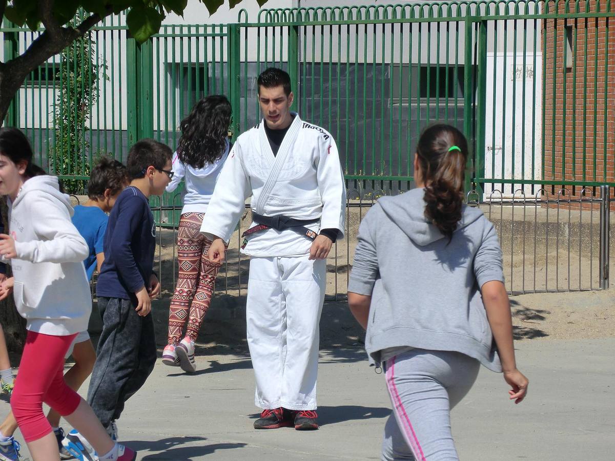 Alumnos del Miguel Delibes practican judo y balonmano con deportistas de élite