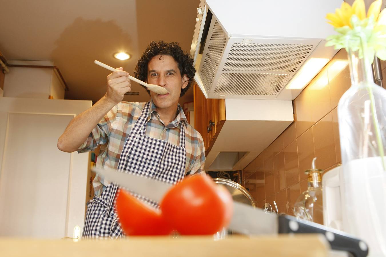 Cocinando en su casa ubicada en el barrio de las Lestra de Madrid.