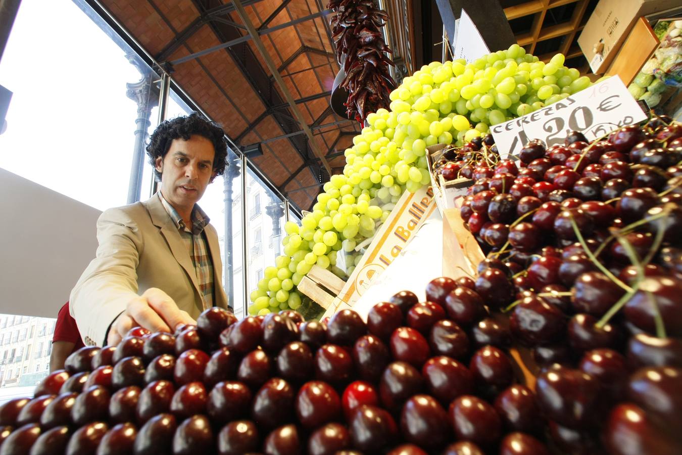 Haciendo la compra en un mercado de fruta y verdura en Madrid.