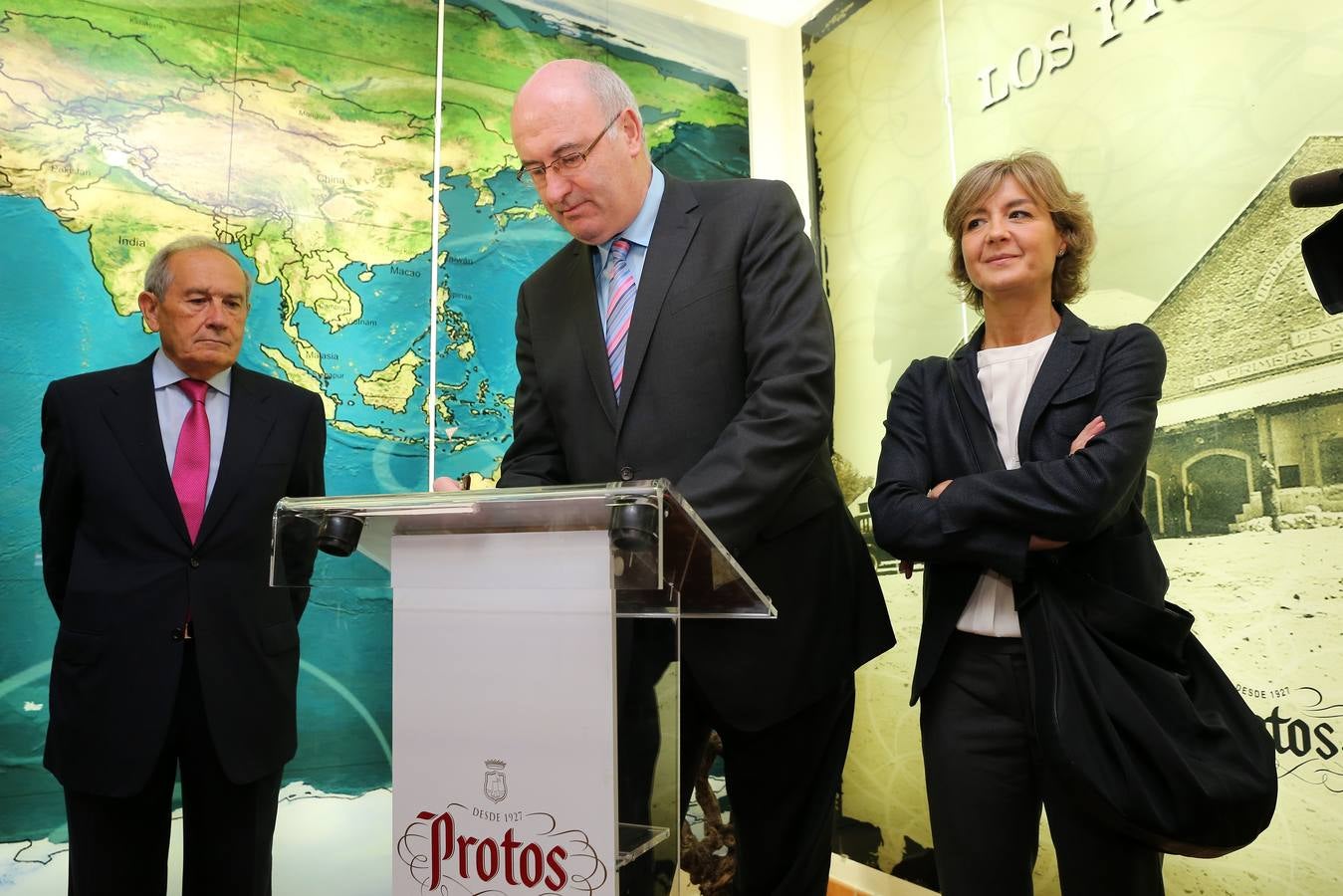 Visita del comisario europeo Phil Hogan a la Bodega de Protos en Peñafiel