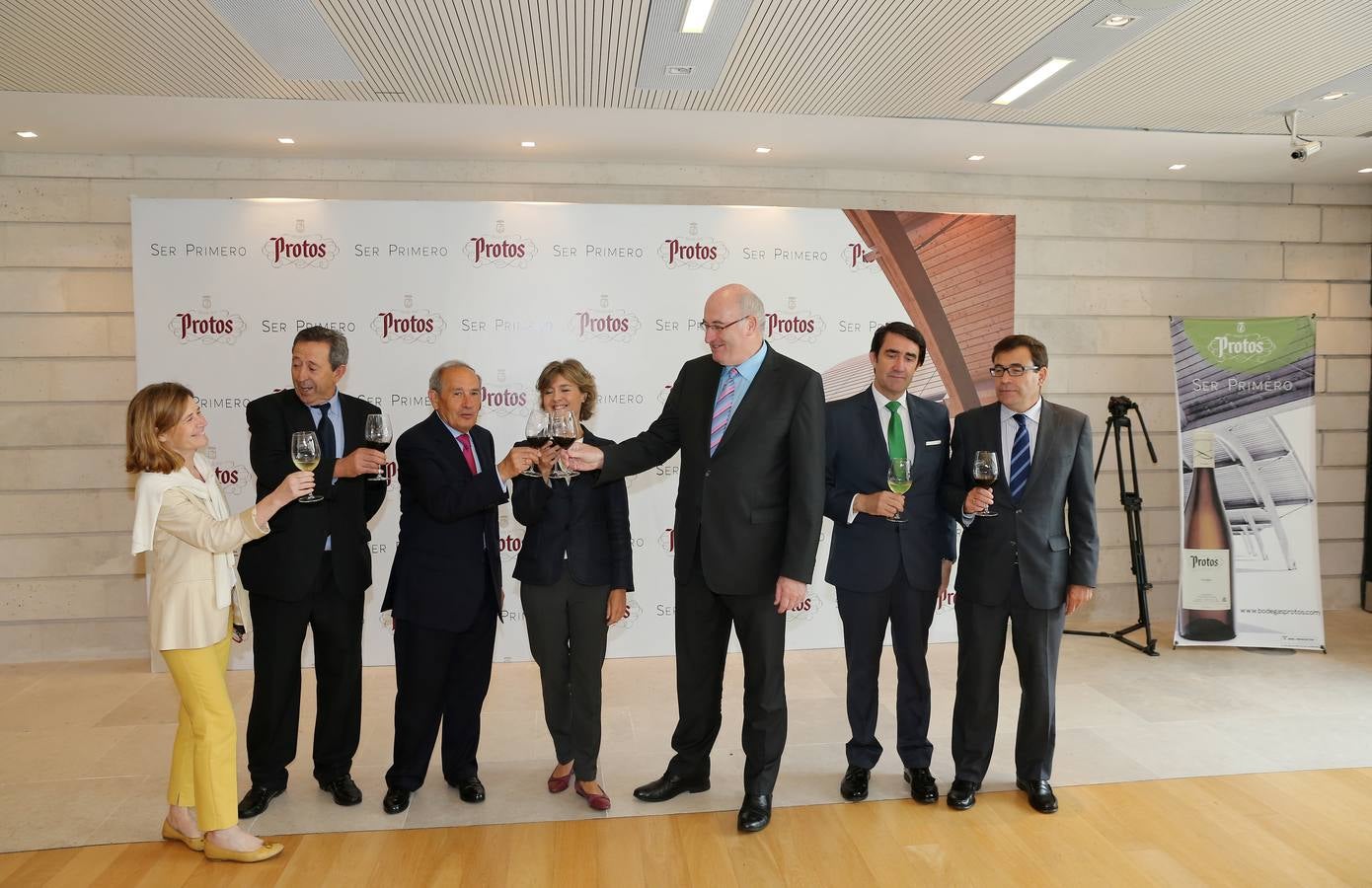 Visita del comisario europeo Phil Hogan a la Bodega de Protos en Peñafiel