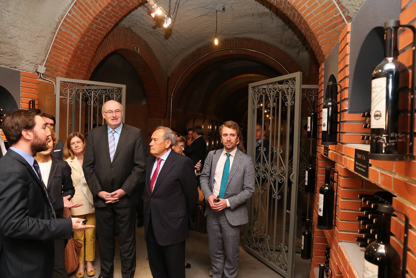 Visita del comisario europeo Phil Hogan a la Bodega de Protos en Peñafiel
