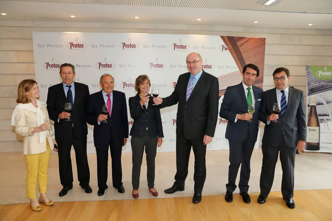 Visita del comisario europeo Phil Hogan a la Bodega de Protos en Peñafiel