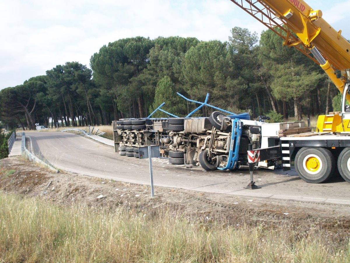 Un camión cargado con 7.000 pollos sufre un accidente en Íscar