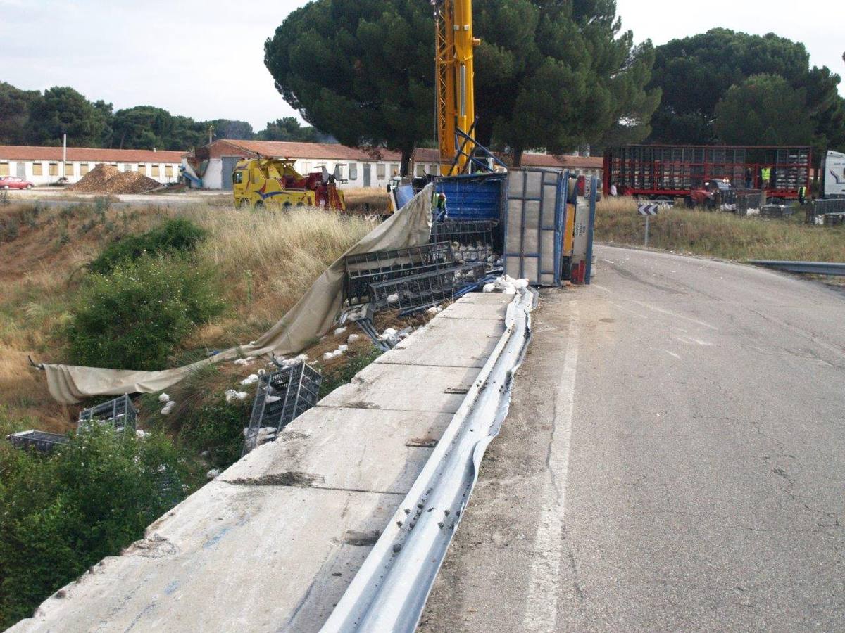 Un camión cargado con 7.000 pollos sufre un accidente en Íscar