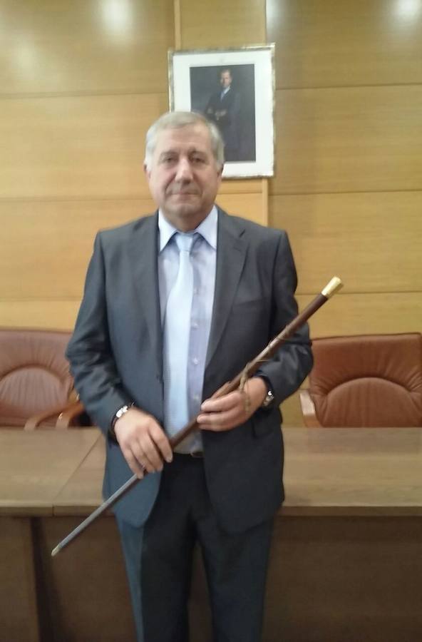 El alcalde de Íscar con el bastón de mando.