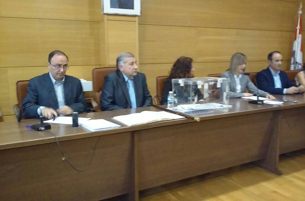 Expectación en el Salón de Plenos del Ayuntamiento de Íscar.