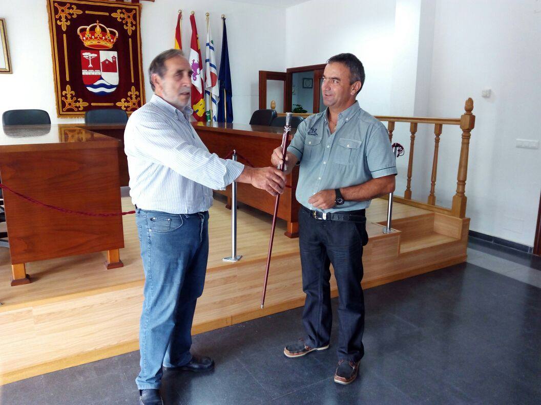 El traspaso del bastón de mando en Villanueva de Duero.