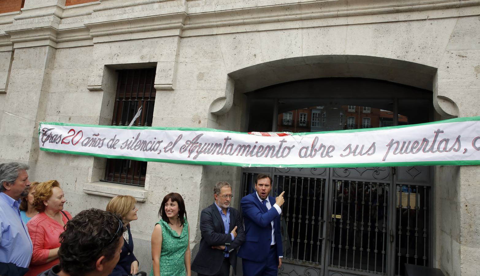 Varios centenares de personas se concentran en el Ayuntamiento de Valladolid