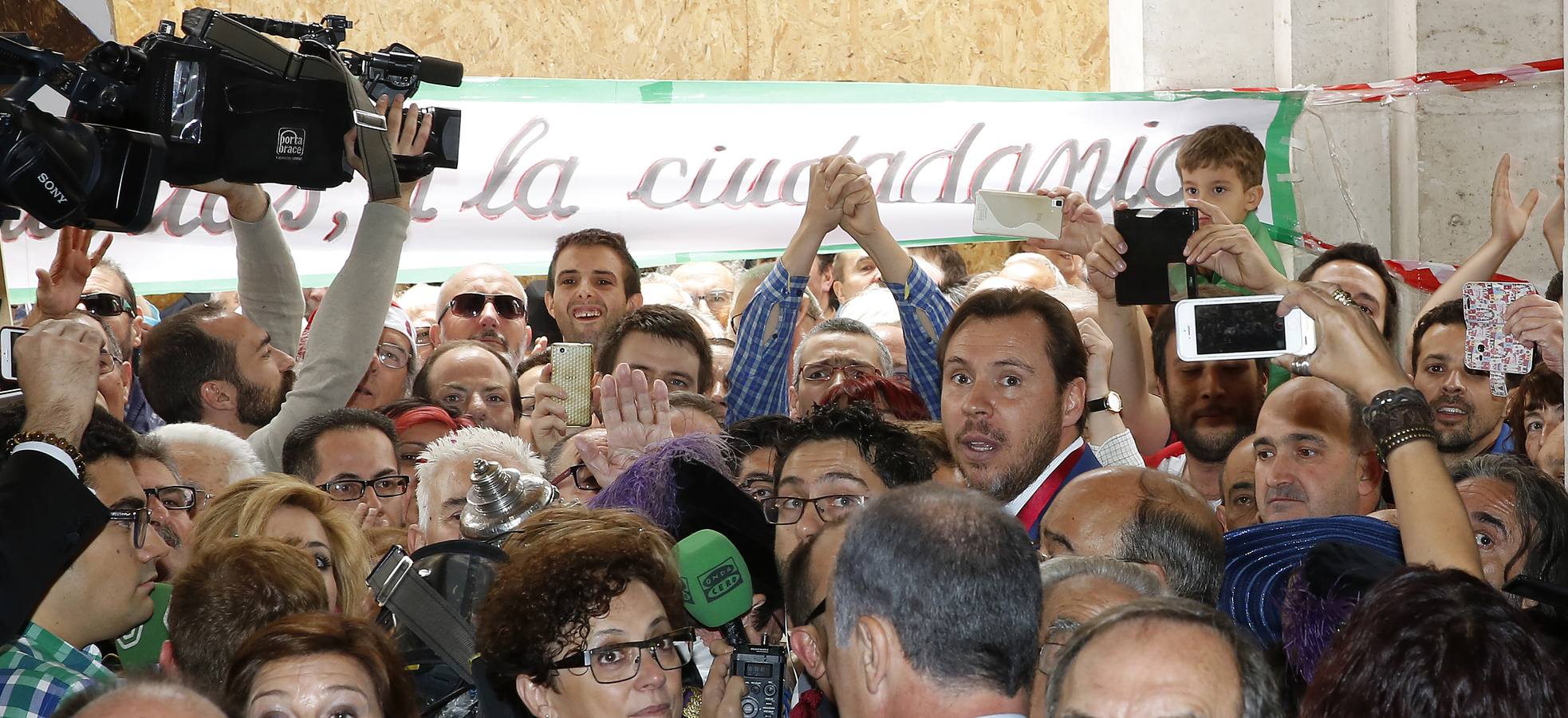 Varios centenares de personas se concentran en el Ayuntamiento de Valladolid