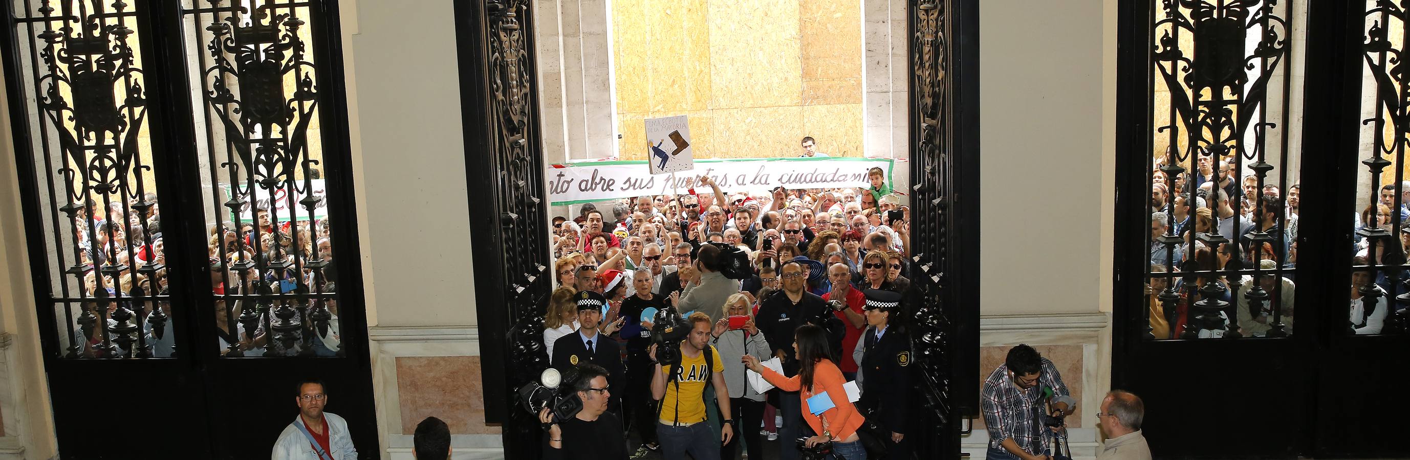 Varios centenares de personas se concentran en el Ayuntamiento de Valladolid