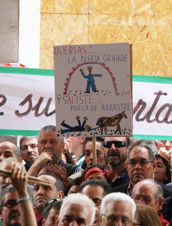 Varios centenares de personas se concentran en el Ayuntamiento de Valladolid