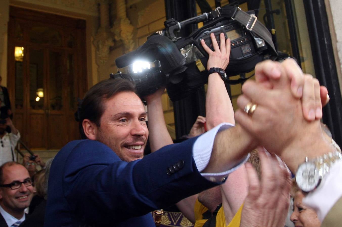 Varios centenares de personas se concentran en el Ayuntamiento de Valladolid