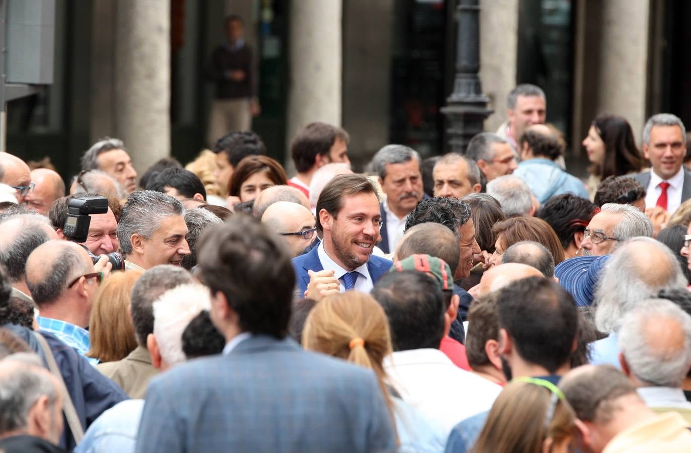 Varios centenares de personas se concentran en el Ayuntamiento de Valladolid