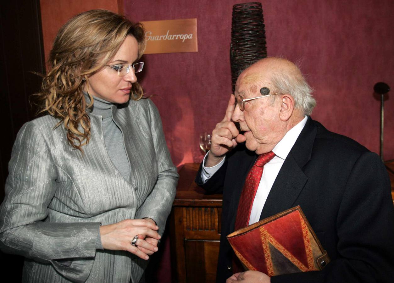 Silvia Clemente dialoga con José Jiménez Lozano durante un encuentro con motivo del 20 aniversario de los Premios Castilla y León 15/12/2004