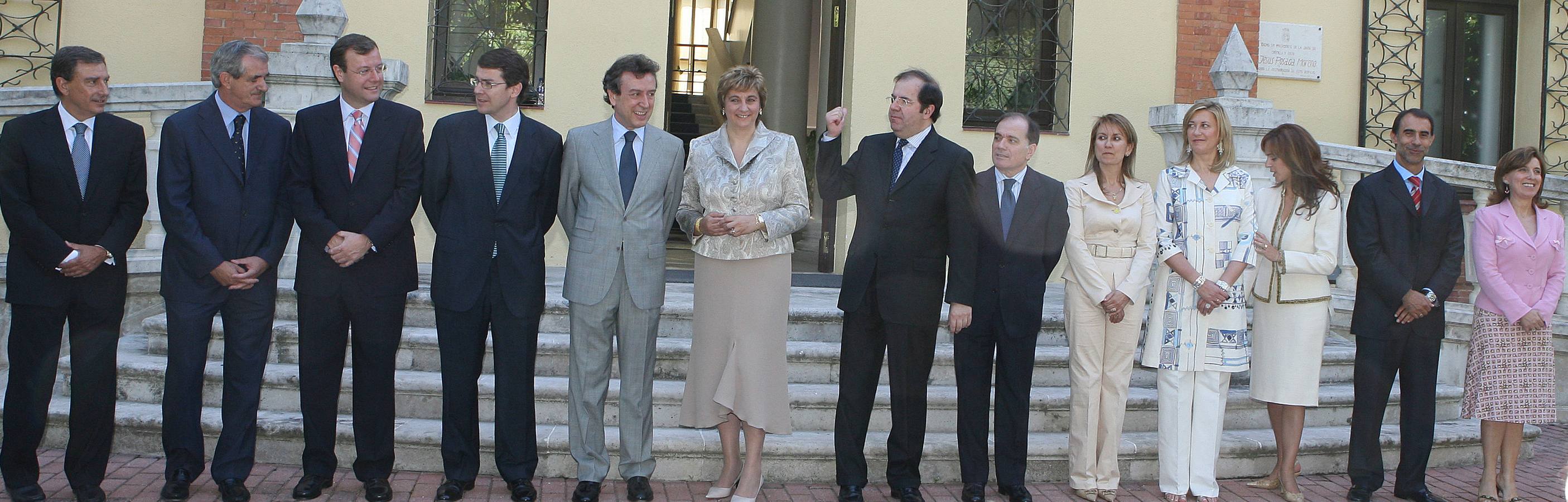 El presidente de la Junta de Castilla y León, Juan Vicente Herrera (c), posa junto a los consejeros del nuevo gobierno regional que le acompañarán para la séptima legislatura. 03/07/2007