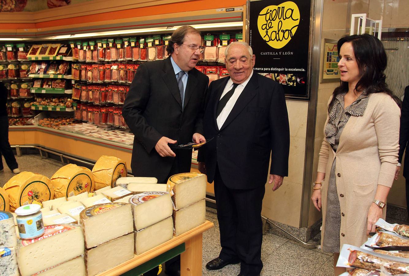 El presidente de la Junta, Juan Vicente Herrera, junto con el presidente de El Corte Ingles, Isidoro Álvarez, y la consejera de Agricultura, Silvia Clemente, visitan el supermercado de El Corte Inglés donde hay una campaña de productos 'Tierra de Sabor'. 02/11/2010