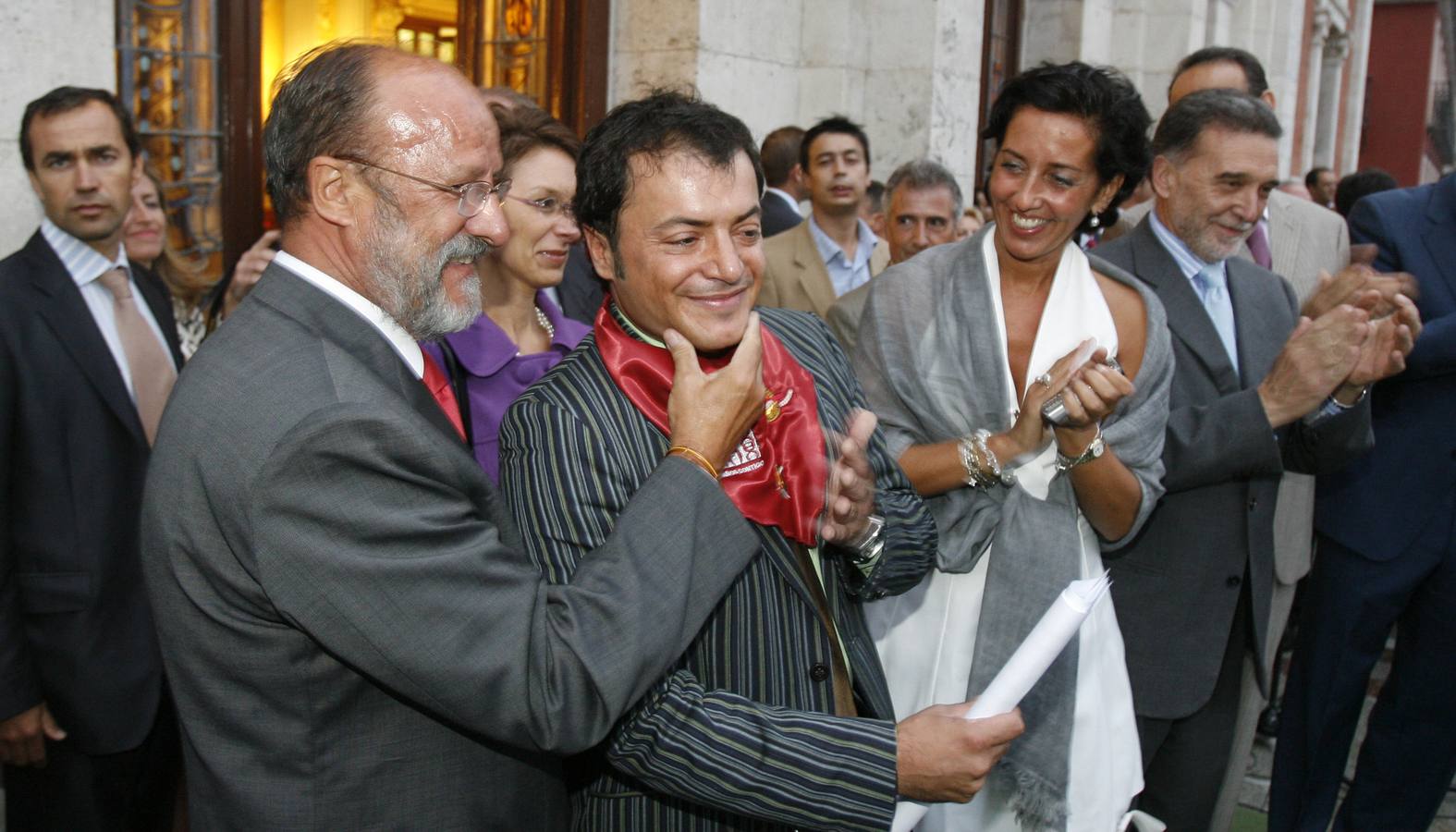 El alcalde de Valladolid, Francisco Javier León de la Riva, junto con el pregonero de las fiestas de Valladolid, José Antonio Gil Verona, exdirector del Museo de la Ciencia, y de Mercedes Cantalapiedra, concejala de Cultura. 05/09/2008