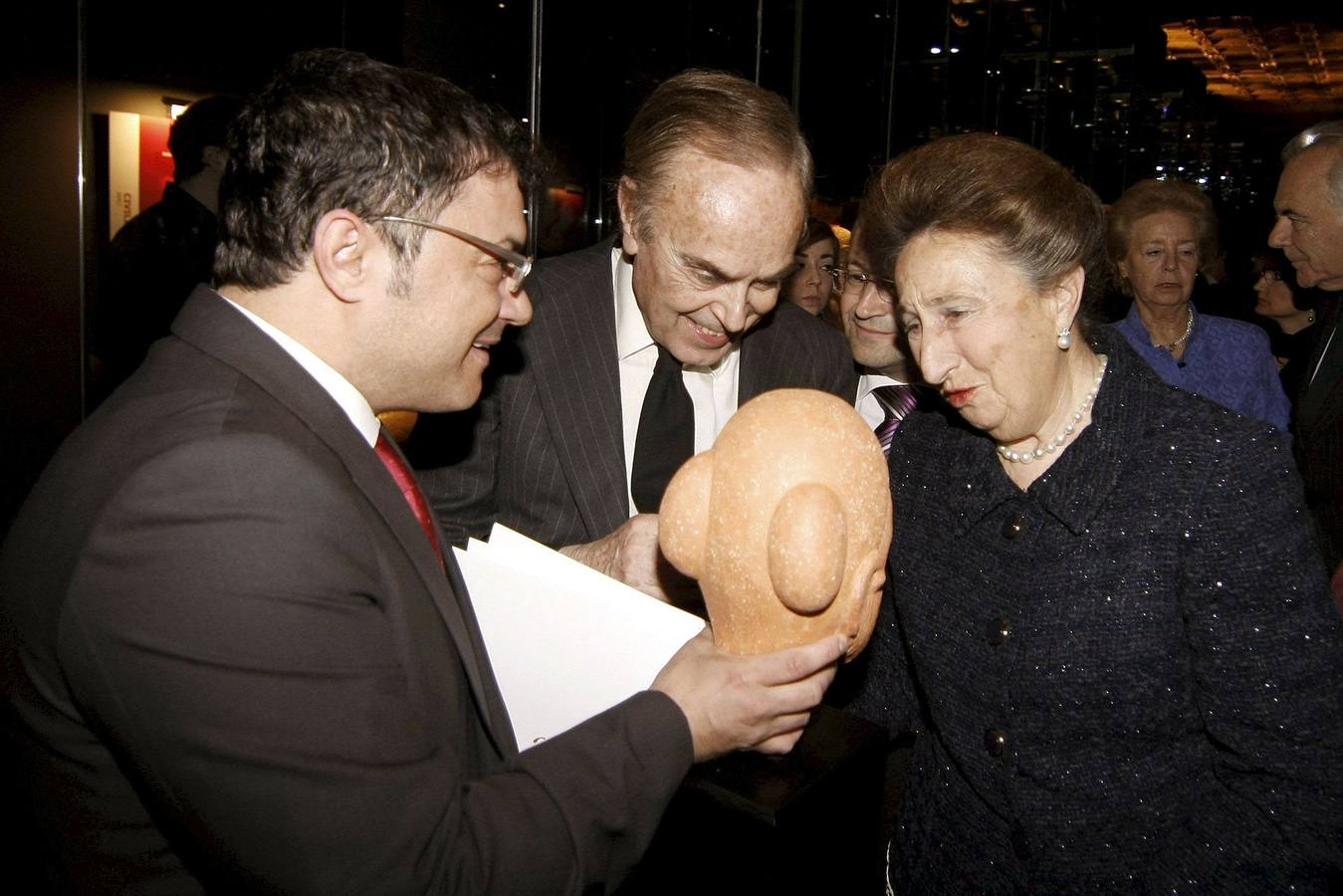 Los Duques de Soria, la Infanta Margarita y su marido, Carlos Zurita (c), acompañados del director de la fundación Alberto Jiménez-Arellano Alonso, José Antonio Gil Verona (i). 21/04/2010