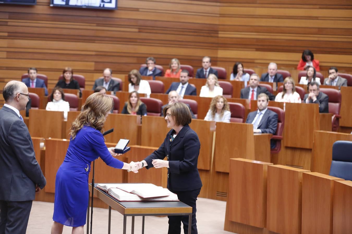 La procuradora popular María del Mar Angulo Martínez toma posesión de su cargo.